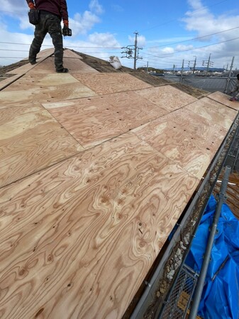 三重県　四日市市　横暖ルーフ葺き替え工事施工中写真(2)