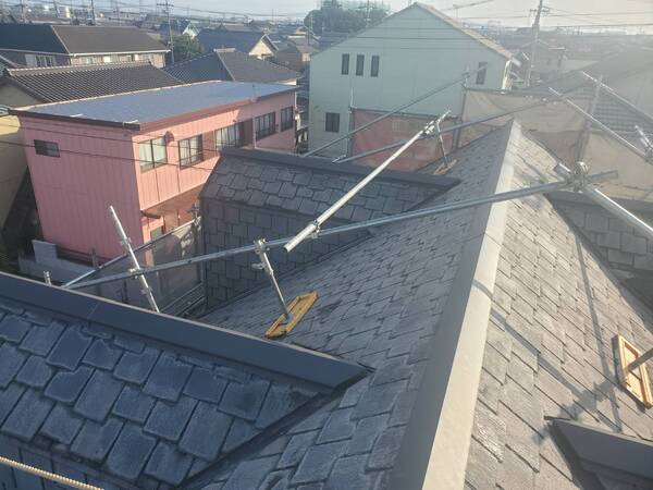 昨日の急勾配の屋根　屋根足場設置完了！