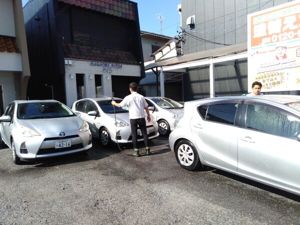 毎週土曜日は朝礼前に洗車をしてます