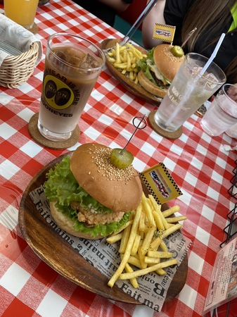 春日井市宗法町のハンバーガー屋さんに行きました。